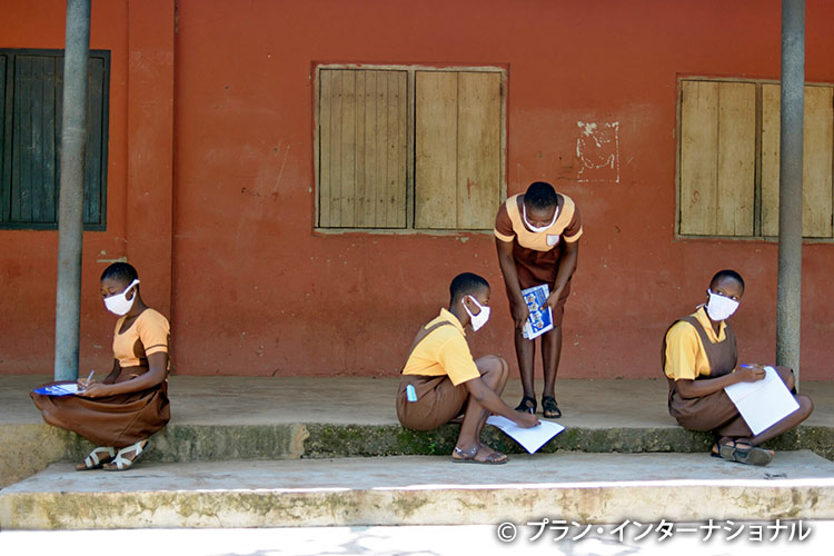 学校での感染予防啓発に参加する女の子たち（ガーナ）