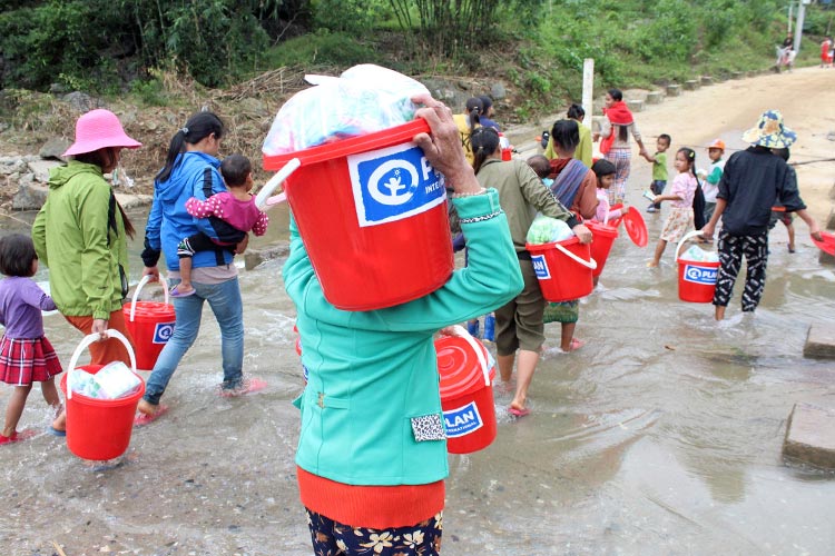 支援物資を持ち帰る人々  / ©プラン・インターナショナル