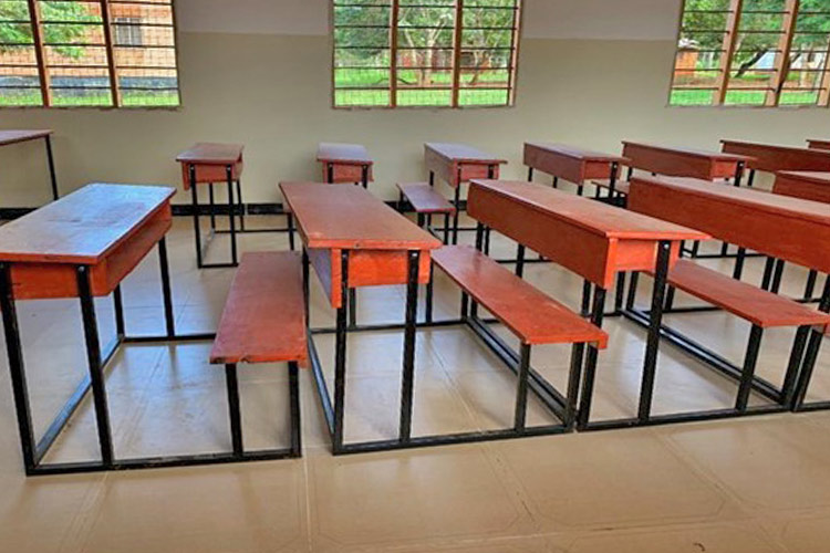 完成した教室棟に机と椅子を設置 / ©プラン・インターナショナル