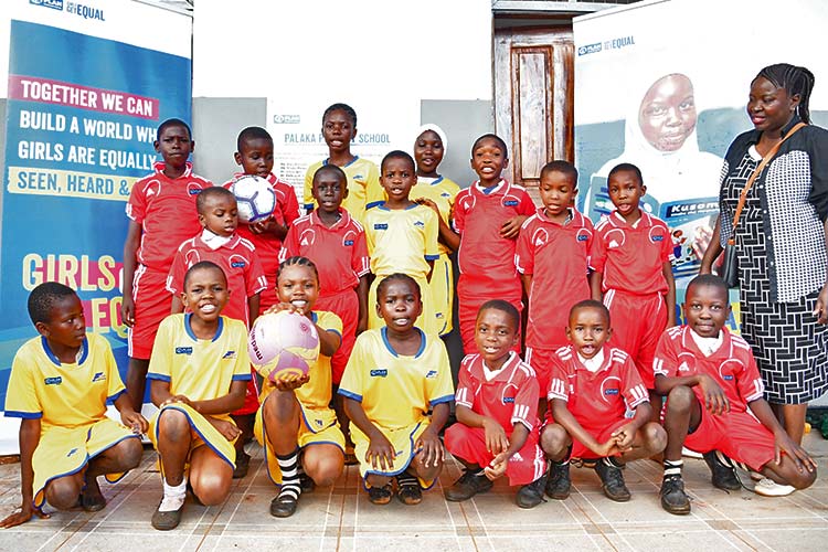 新しいユニフォーム姿のパラカ小学校サッカークラブメンバー / ©プラン・インターナショナル