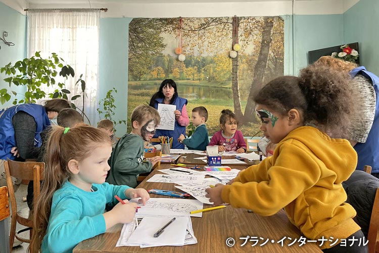 写真：お絵描きセラピーに参加する子どもたち