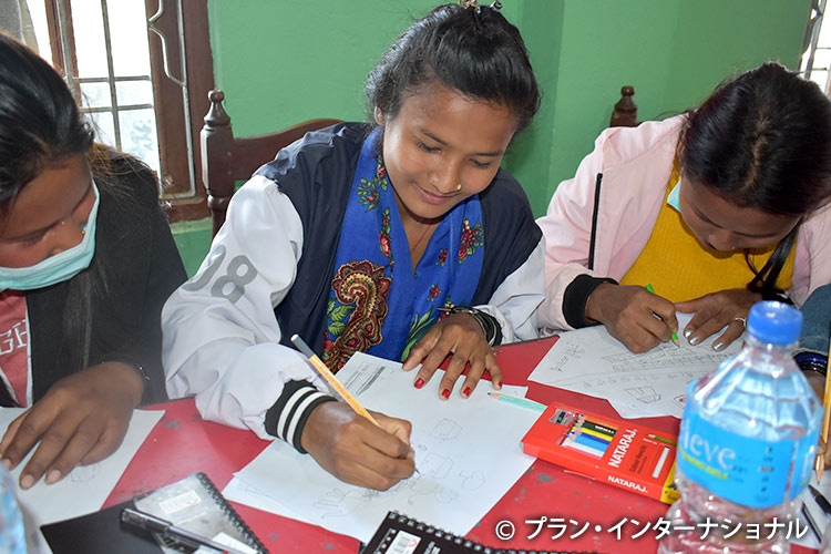 写真：防災計画に取り組む女の子（ネパール）