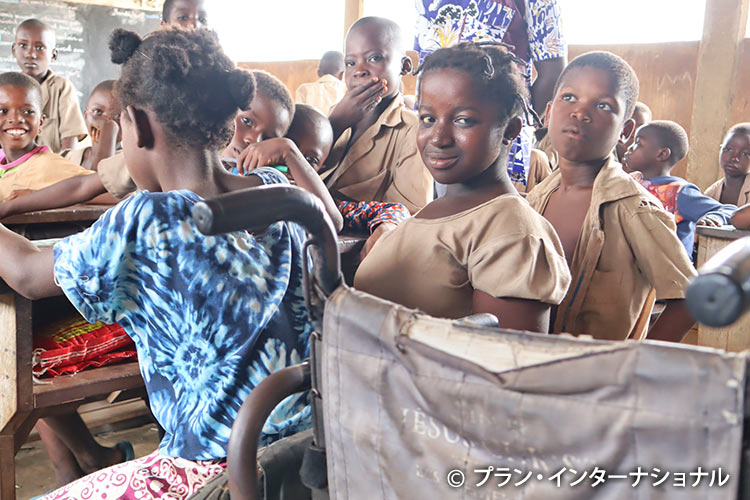 写真：プランが支給した車椅子で通学する女の子