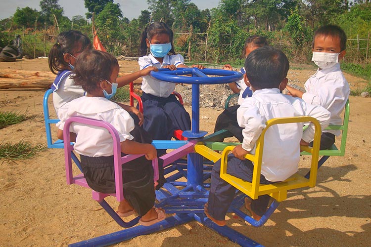 屋外遊具を楽しむ園児たち  / ©プラン・インターナショナル