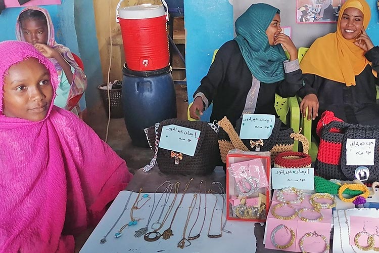 アクセサリーを販売する女の子たち（スーダン） / ©プラン・インターナショナル