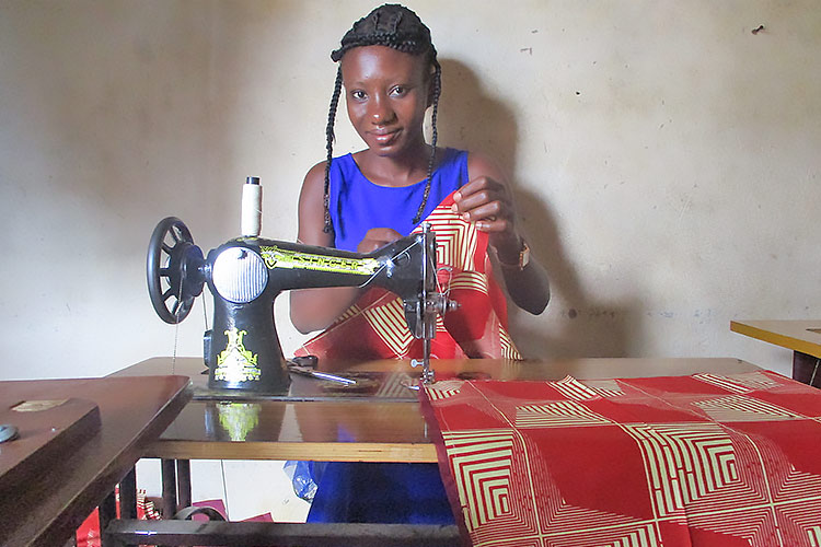 縫製の実習でミシンの使い方を学ぶ女の子