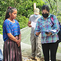 写真：生産者登録のため農業省の訪問を受けるイルダさん（左）  