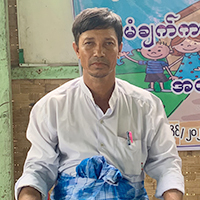 写真：フラ・トゥンさん、住民の男性（ミャンマー）