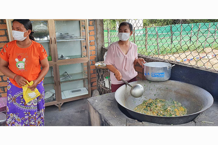 バラエティ豊かな給食メニューづくりに役立つ調理教室 / ©プラン・インターナショナル