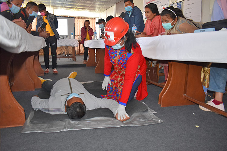 応急処置のトレーニング（ネパール） / ©プラン・インターナショナル