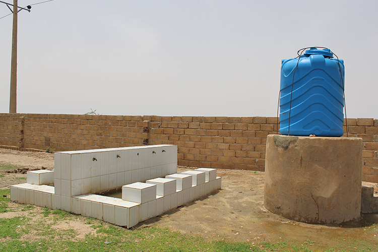 学校に設置された給水タンクや手洗い場 / ©プラン・インターナショナル