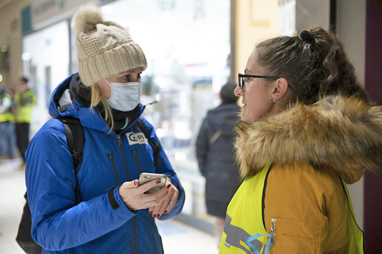 地元ボランティアに話を聞くプランの緊急下の教育スペシャリスト（左）（ポーランド） / ©プラン・インターナショナル
