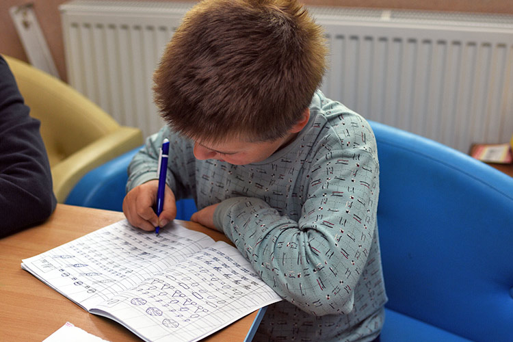 字を書く練習をする男の子（モルドバ） / ©プラン・インターナショナル