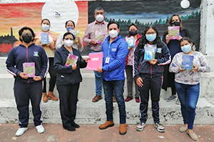 衛生用品を受け取る生徒たち / ©プラン・インターナショナル