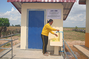 新しい手洗い場とトイレ / ©プラン・インターナショナル
