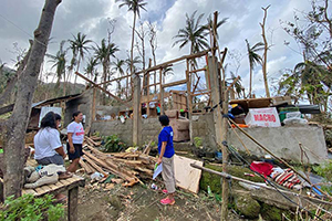 被災した家族に話を聞く現地スタッフ / ©プラン・インターナショナル