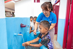 トイレ併設の手洗い場で手を洗う子ども / ©プラン・インターナショナル