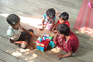 子どもひろばで遊ぶ子どもたち（ミャンマー） / ©プラン・インターナショナル