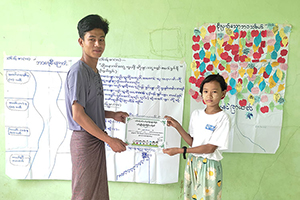ライフスキル研修の修了証を受け取る女の子（ミャンマー） / ©プラン・インターナショナル