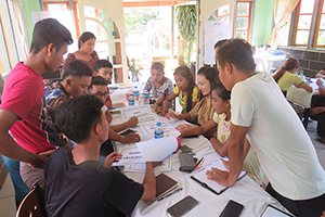子どもの保護とリスクについて話し合うボランティア（ミャンマー） / ©プラン・インターナショナル