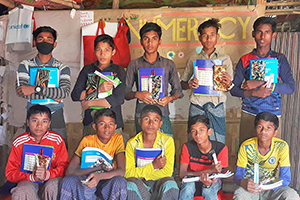 学用品を受け取った若者たち（バングラデシュ） / ©プラン・インターナショナル
