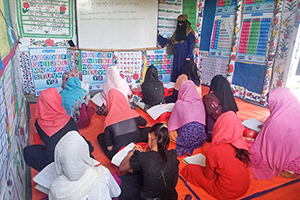 識字教室の様子（バングラデシュ） / ©プラン・インターナショナル