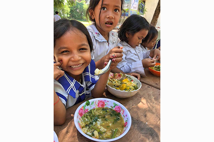 給食を楽しむ生徒たち / ©プラン・インターナショナル
