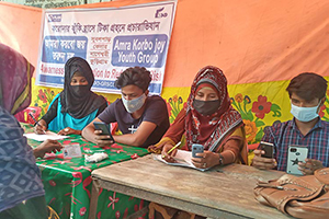 住民のワクチン証明の登録を支援するユースグループ（バングラデシュ） / ©プラン・インターナショナル