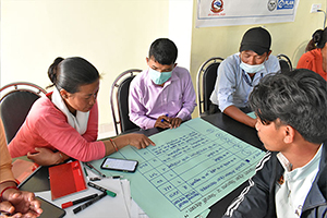 災害下で教育を継続するための計画を話し合う教育関係者（ネパール） / ©プラン・インターナショナル