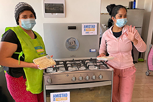 支給された調理用コンロでお菓子作りに励む女性たち（クスコ） / ©プラン・インターナショナル