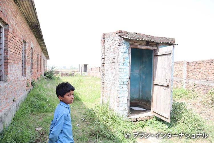 写真：214人の児童が通う小学校にトイレは1基のみ