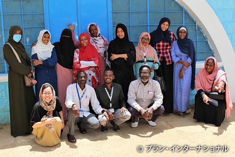 写真：道山職員（前列左）とスーダンのプロジェクト参加メンバーたち