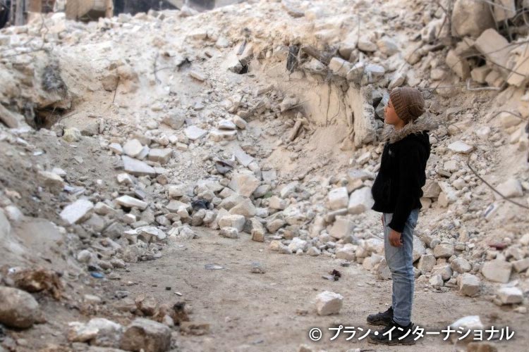写真：瓦礫のなかにたたずむ男の子