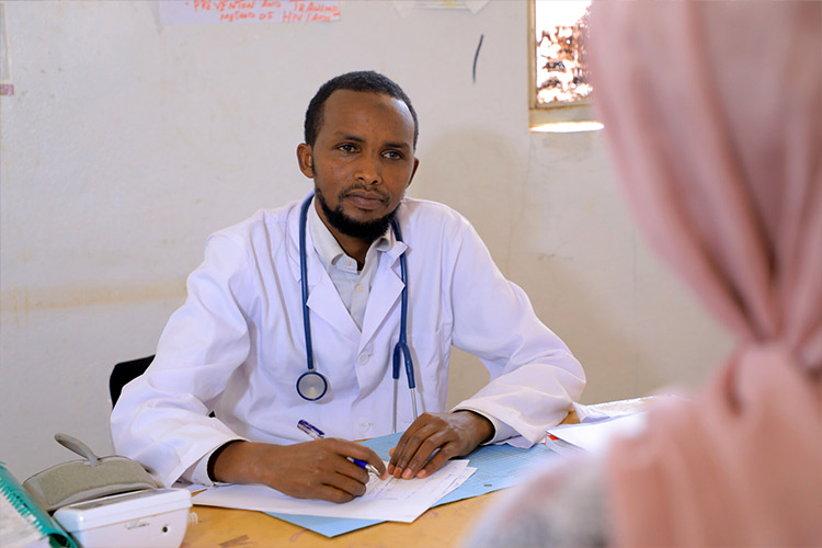母子のカウンセリングにあたる医師（エチオピア） / ©プラン・インターナショナル