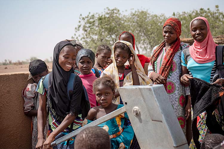 プランが学校に設置した給水ポンプから水を汲む子どもたち（マリ）/ ©プラン・インターナショナル