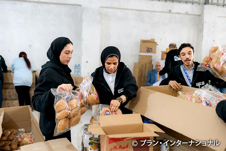 写真:食料セットを準備するエジプトのプラン職員