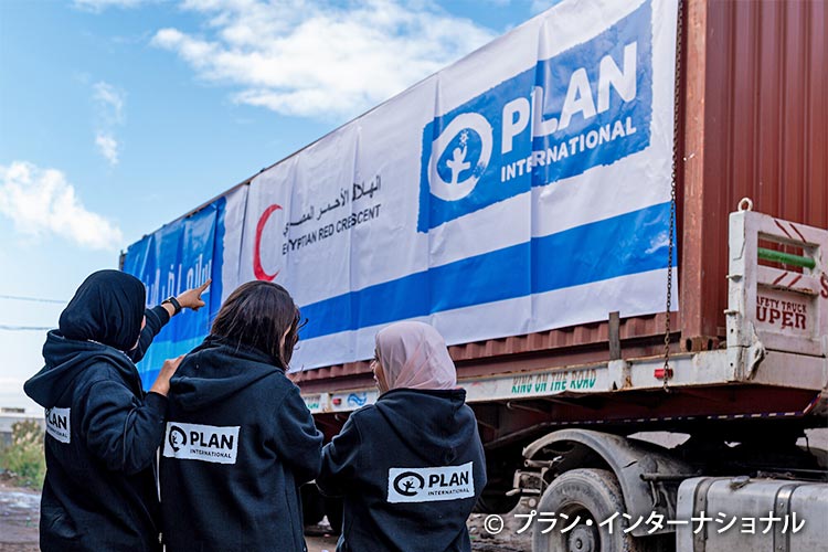 写真:2024年1月上旬、食料と水を搭載したトラック5台がようやくガザ地区に到達