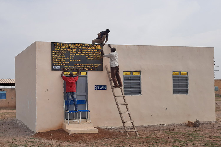 完成した教室にプレートを設置 / ©プラン・インターナショナル