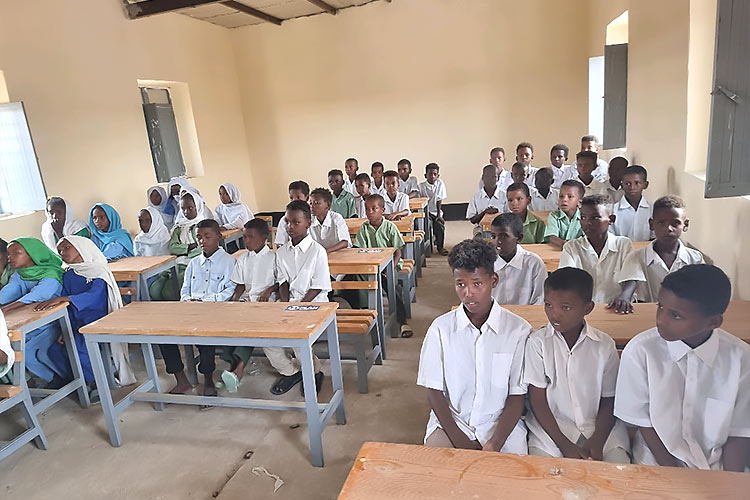 新しい教室に設置されたイスに座る子どもたち / ©プラン・インターナショナル