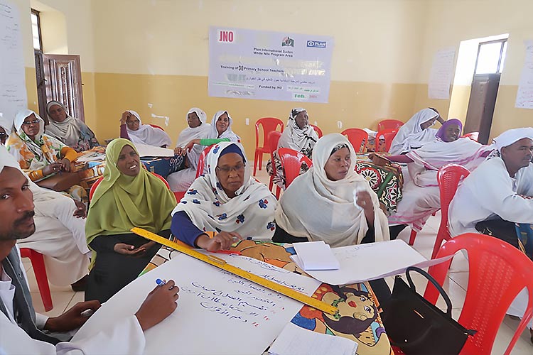 学校運営やジェンダー平等促進ついてのトレーニングに参加する教師たち / ©プラン・インターナショナル