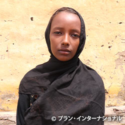 写真：アムシャさん、12歳、対象校の生徒