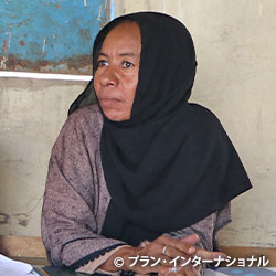 写真：ムタシムさん、PTAメンバー