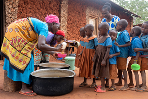 トウモロコシと豆の給食の提供（ケニア） / ©プラン・インターナショナル