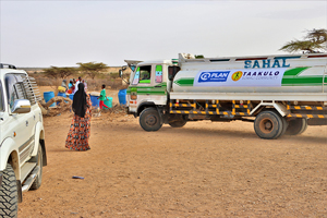 井戸の水が枯渇した地域へ給水車で水を提供（ソマリア） / ©プラン・インターナショナル