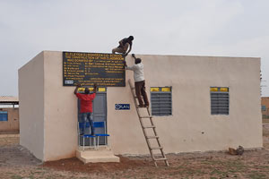 完成した教室にプレートを設置 / &copy;プラン・インターナショナル