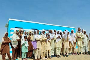 完成したトイレの前で記念撮影する女子生徒たち / &copy;プラン・インターナショナル