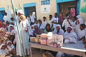 支給した衛生用品の使い方について説明をする教育省職員 / &copy;プラン・インターナショナル