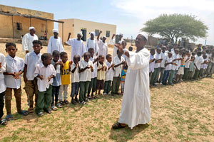 落成式に列席した子どもと教師、コミュニティリーダーたち / &copy;プラン・インターナショナル