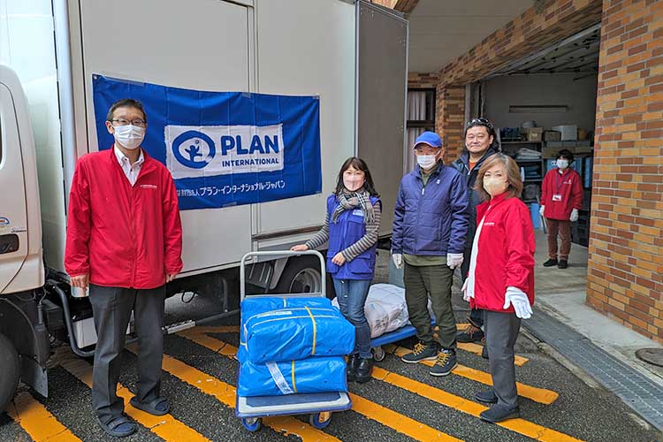 内灘町社会福祉協議会に物資を支給 / ©プラン・インターナショナル