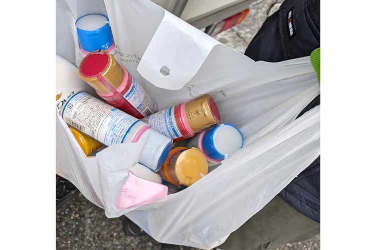 女性のニーズに配慮し、基礎化粧品も配布 / ©プラン・インターナショナル